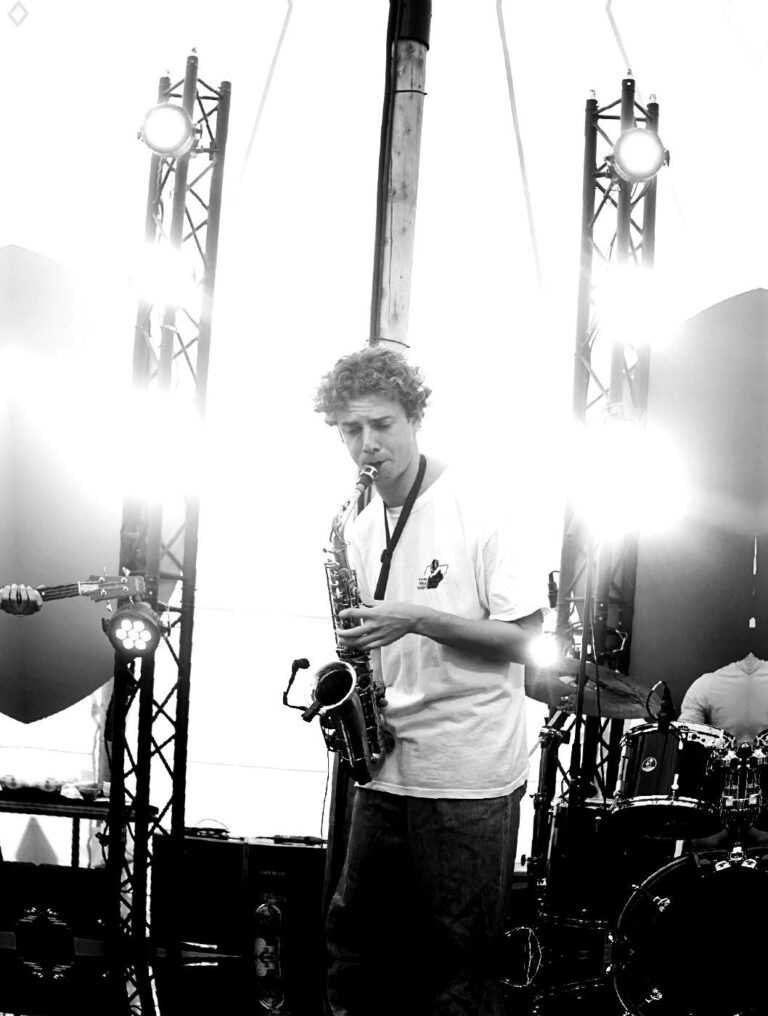 SAXOFONIST EN DJ OP HET TERRAS